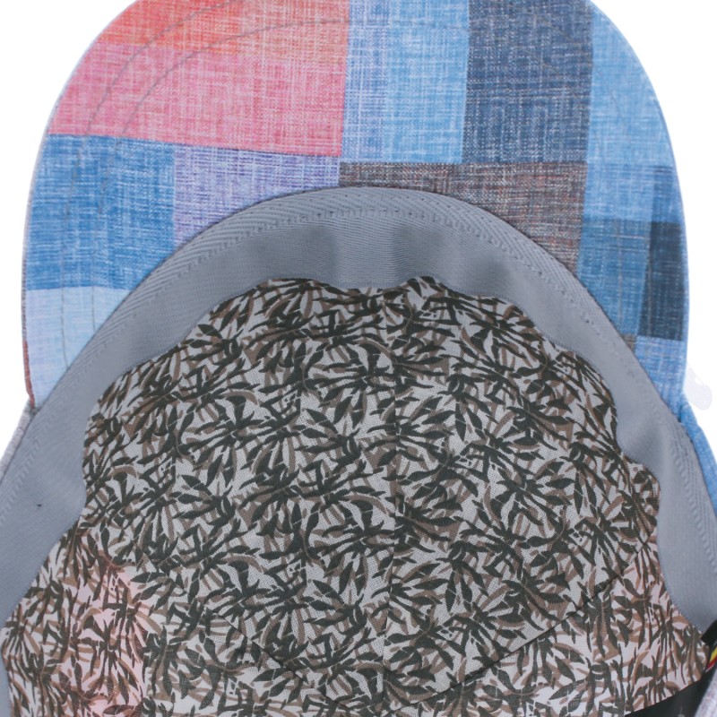 Casquette baseball en patchwork de tissu. Fermeture avec clip en laito Casquette baseball en patchwork de tissu. Fermeture avec clip en laito