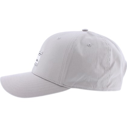 Casquette baseball en coton unie avec badge rectangulaire et dessous v