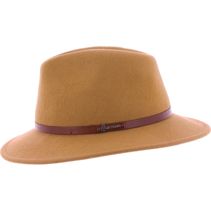 Chapeau grand bord adulte avec une fine ceinture en cuir Chapeau grand bord adulte avec une fine ceinture en cuir
