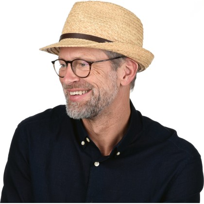 Chapeau petit bord en raphia naturel cousu avec une cei