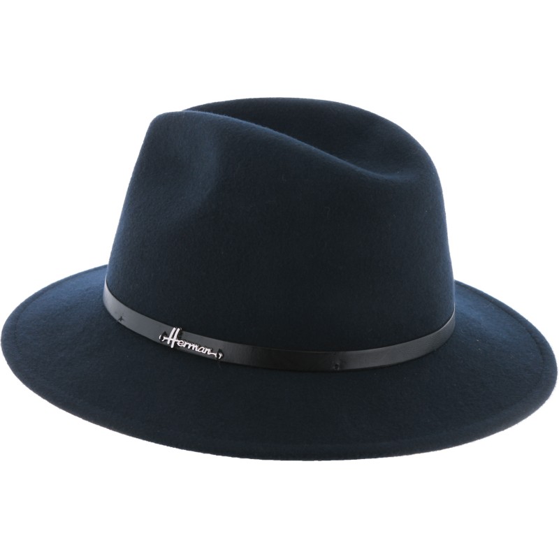 Chapeau grand bord adulte avec une fine ceinture en cuir Chapeau grand bord adulte avec une fine ceinture en cuir