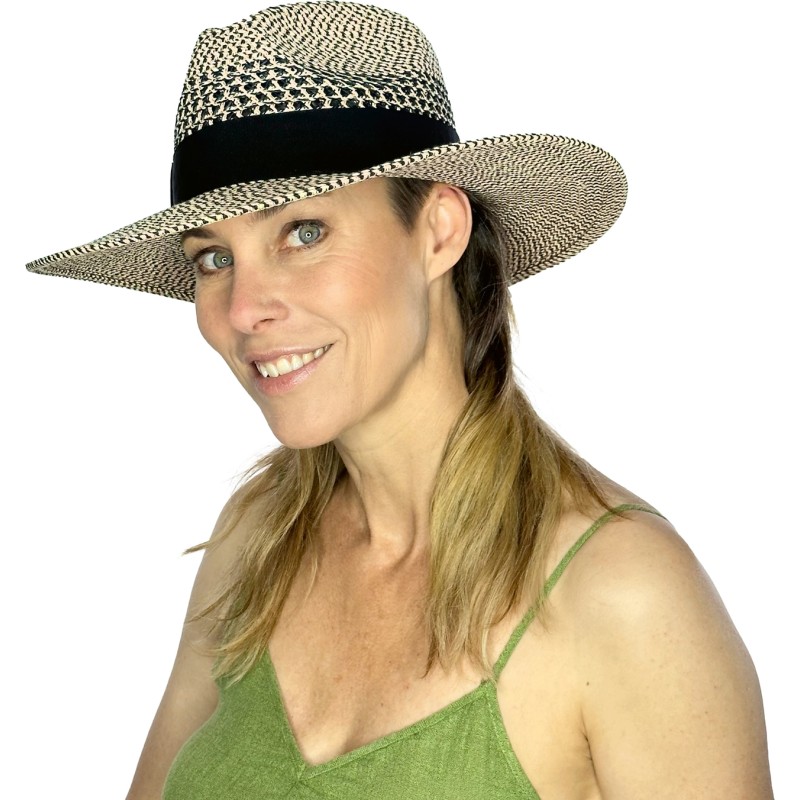 Chapeau grand bord en paille polypropylène cousue, déformable, avec un Chapeau grand bord en paille polypropylène cousue, déformable, avec un