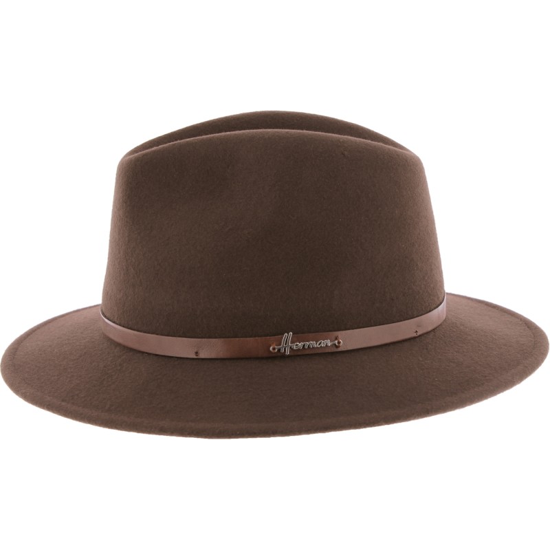 Chapeau grand bord adulte avec une fine ceinture en cuir Chapeau grand bord adulte avec une fine ceinture en cuir