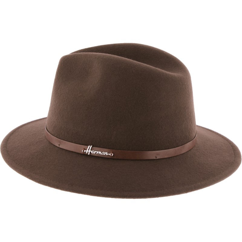 Chapeau grand bord adulte avec une fine ceinture en cuir Chapeau grand bord adulte avec une fine ceinture en cuir
