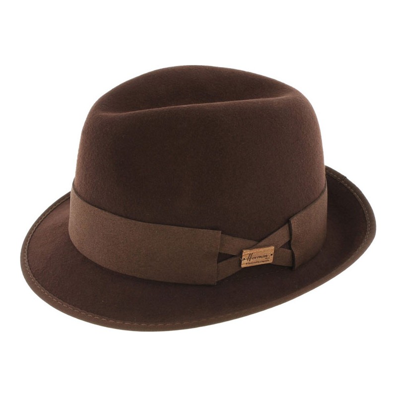 Chapeau petit bord bourdonné avec ceinture cuir
