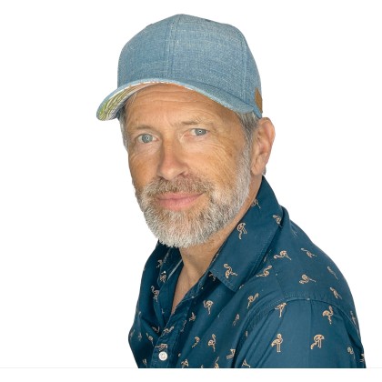 Casquette baseball unie avec motif tropical sous la visière. Fermeture