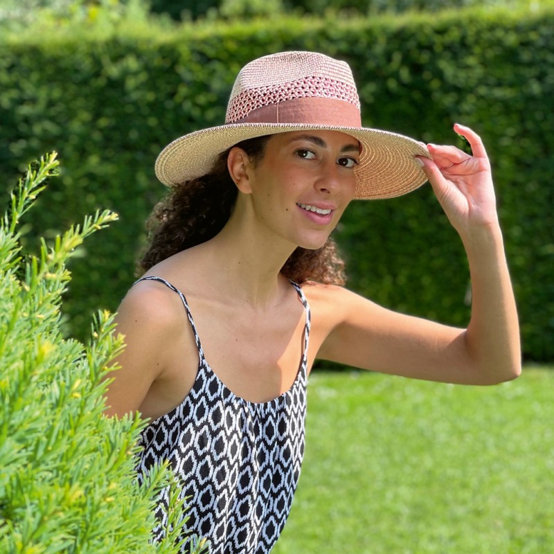 Chapeau grand bord en paille polypropylène cousue, déformable, avec un Chapeau grand bord en paille polypropylène cousue, déformable, avec un