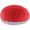 Casquette plate unie avec liseret et visière à motifs