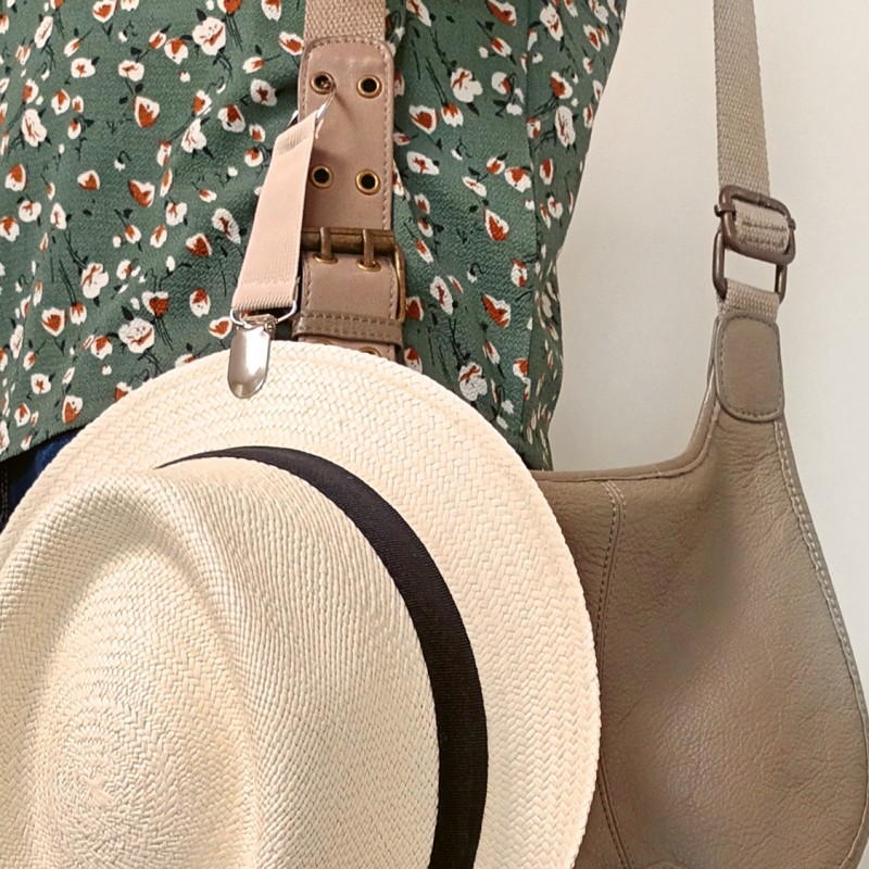 Pince à chapeau, avec anneau de fixation pour sac