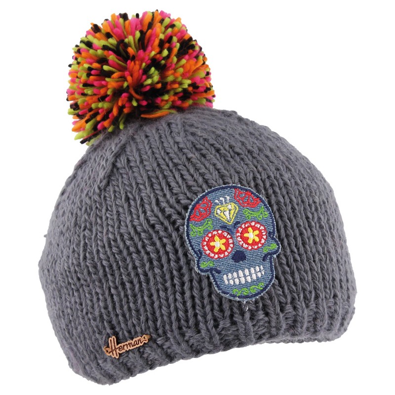Bonnet uni en maille tricoté main avec patch tête de mort et pompon e