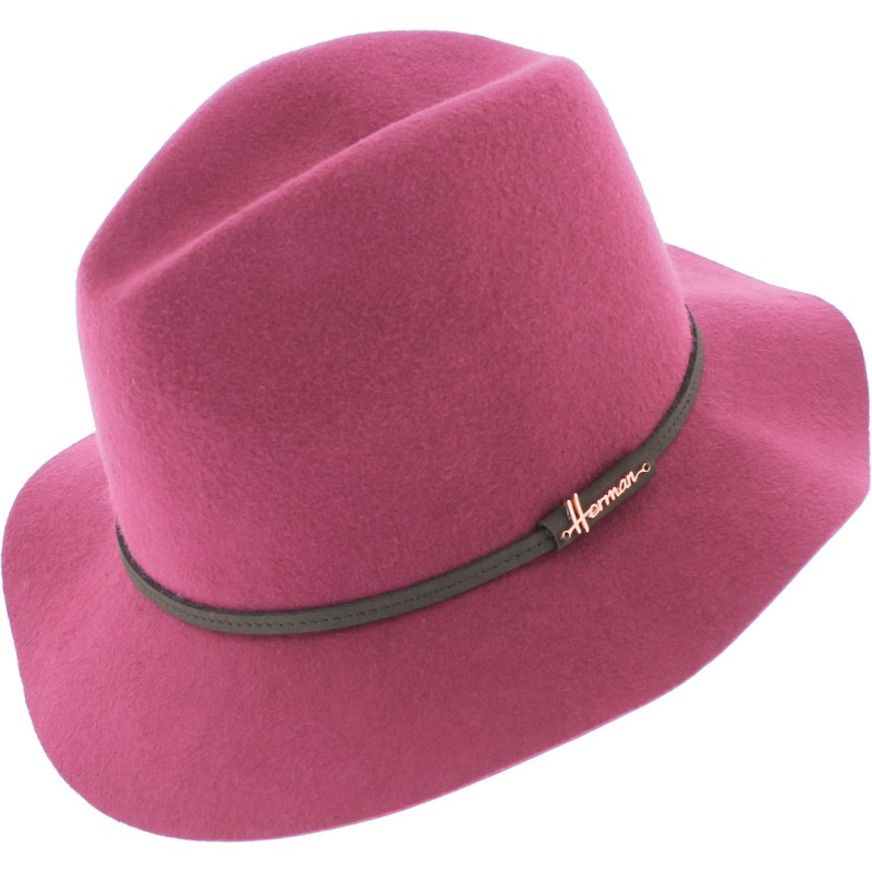 Large brim hat, with thin hatband Large brim hat, with thin hatband
